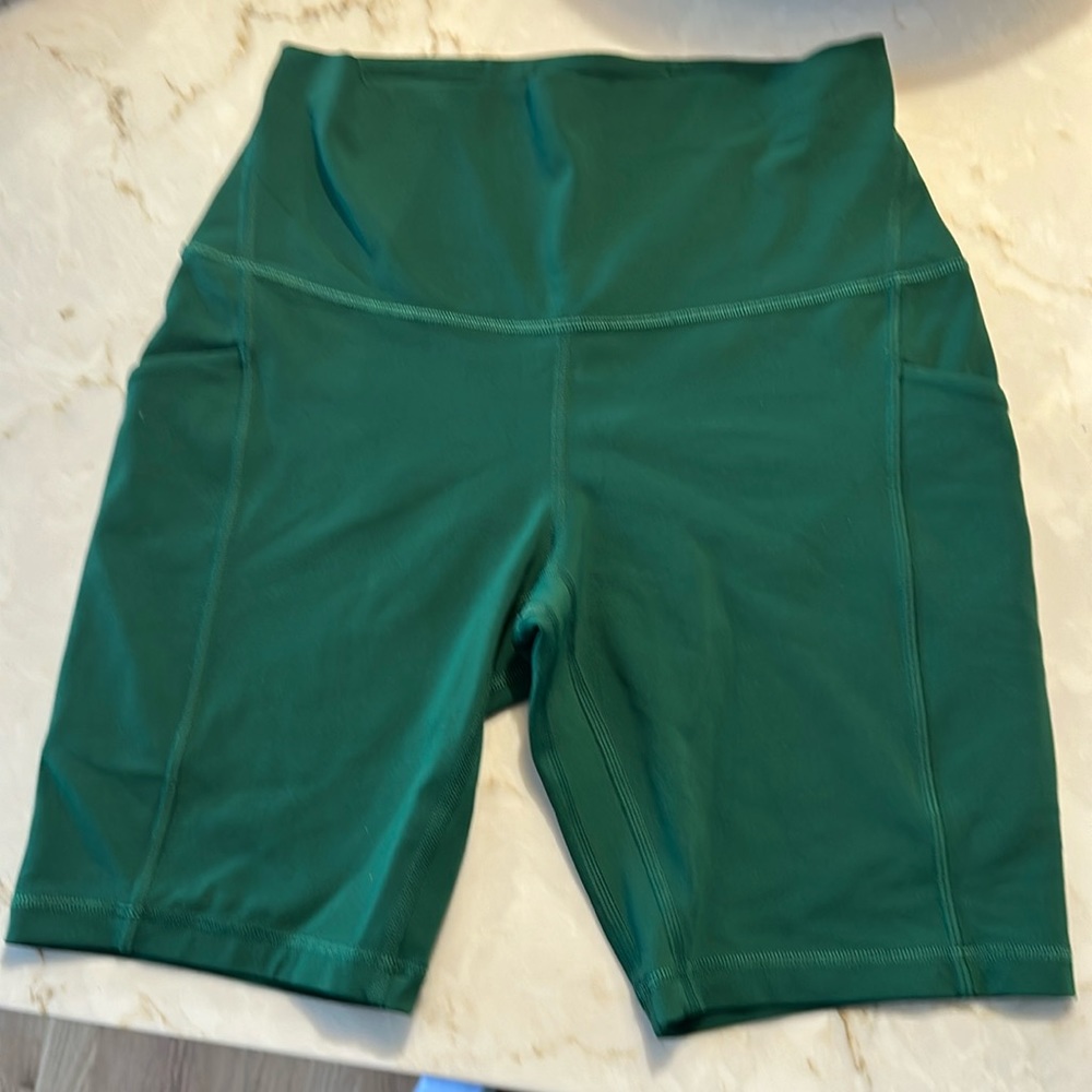 Lululemon 8 inch Align bike shorts with pockets!
